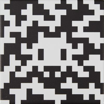 Invader (né en 1969) Camo space tile noir et blanc 2024 En c…