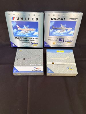 trois boîtes contenant des cartes de visite de United Airlines sur fond noir