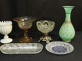 un grand nombre d'objets en verre posés sur une table