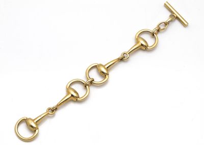 un gros plan d'un bracelet à chaîne en or muni d'un fermoir