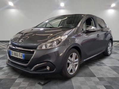 la voiture grise est garée dans le garage sur le sol en damier