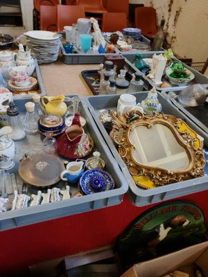 une table sur laquelle sont disposés de nombreux plats et bols