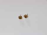 une paire de boucles d'oreilles en or sur un fond blanc