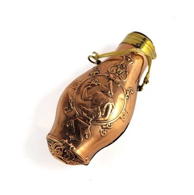 une bouteille munie d'une poignée ornée d'un motif