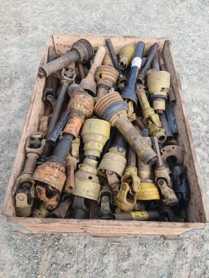 une caisse en bois remplie de vieux tuyaux d'arrosage rouillés
