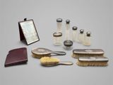 un grand nombre d'objets posés sur une table