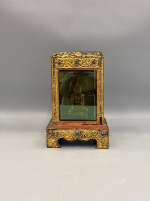 une petite horloge posée sur une table