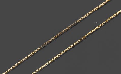 une paire de colliers à chaîne en or