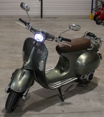 un scooter garé dans un garage