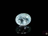 une image représentant un diamant bleu sur un fond noir