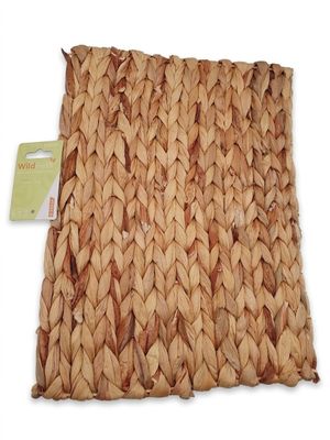 un gros plan d'un coussin tissé sur fond blanc