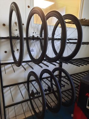 un porte-vélos sur lequel sont accrochés plusieurs vélos