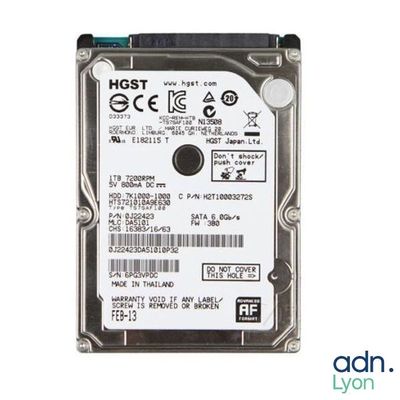 un gros plan d'un disque dur sur fond blanc