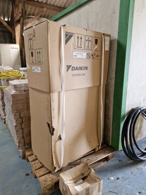 une pile de boîtes sur une palette dans un entrepôt