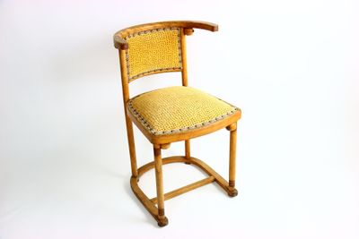 une chaise en bois avec une assise jaune sur fond blanc