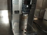 une cafetière posée sur le comptoir d'une cuisine