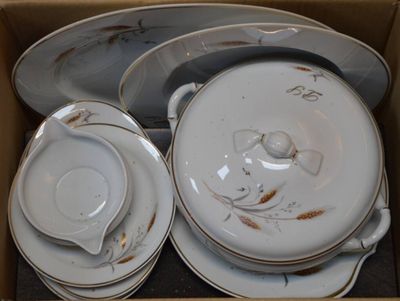 une boîte contenant tout un tas d'assiettes et de bols