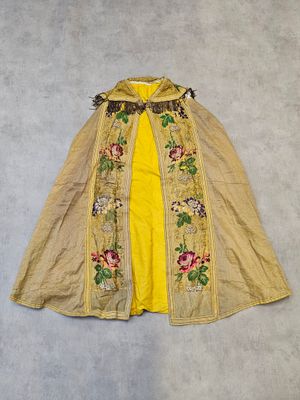 Cape liturgique en tissu doré brodé du sacrifice du pélican. (Déchirur