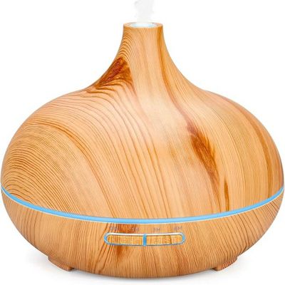 une image représentant un diffuseur en bois sur fond blanc