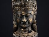 un gros plan sur la statue d'une femme portant une couronne sur la tête