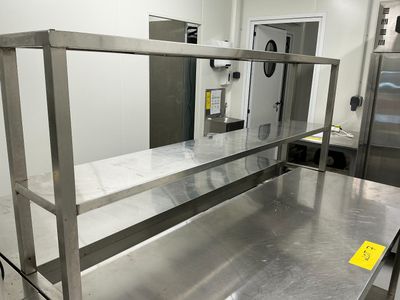 un comptoir en acier inoxydable dans une cuisine commerciale