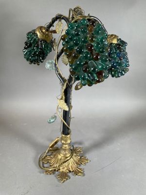 une image représentant une lampe verte et dorée ornée de fleurs