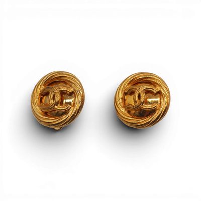 une paire de boucles d'oreilles Chanel en or