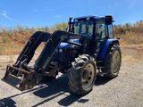 un tracteur bleu garé sur le bord de la route