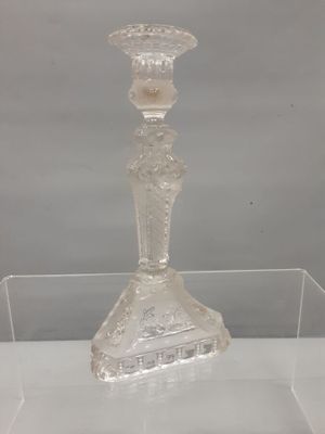 BACCARAT? bougeoir en verre moulé sur pied triangulaire.