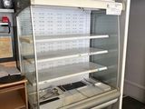 une vitrine qui contient de nombreux objets