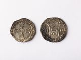 deux pièces d'argent, dont l'une est une pièce romaine et l'autre est une pièce romaine