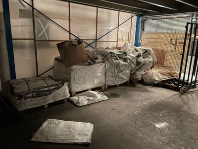 un tas de cartons et d'autres objets dans un entrepôt