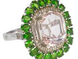 une image représentant une bague ornée de pierres vertes et blanches