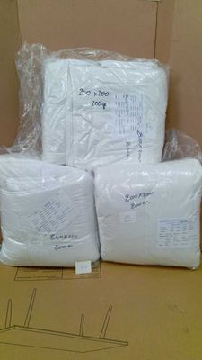 plusieurs paquets de papier toilette posés sur une boîte en carton