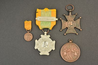 trois médailles et une médaille posées côte à côte sur une table