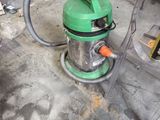 une machine verte posée par terre