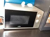 un micro-ondes posé sur une table dans une pièce