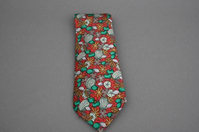 une image représentant une cravate ornée de fleurs et de coquillages