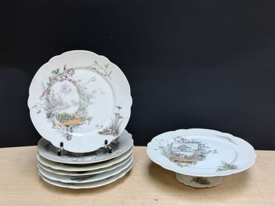 plusieurs assiettes empilées sur une table