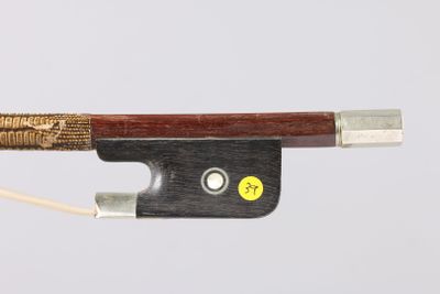 une image représentant un archet de violon auquel est attachée une corde