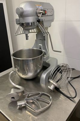 un mixeur argenté posé sur une table dans une cuisine