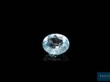 un diamant bleu aigue-marine sur fond noir