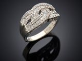 gros plan d'une bague en diamant sur une surface noire