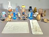 une table sur laquelle se trouvent de nombreux objets en verre