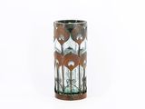 un vase en verre orné de coquillages sur fond blanc