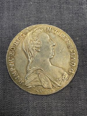 gros plan d'une pièce d'or sur laquelle figure une femme