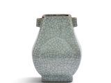 un vase vert orné d'un motif craquelé