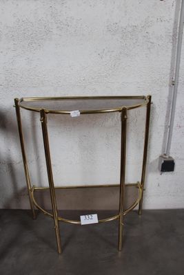 un gros plan d'une table sur laquelle est posé un panneau