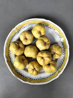 un saladier de pommes posé sur une table