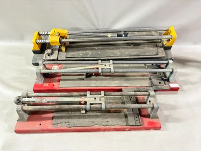 quelques outils en métal posés sur un support rouge